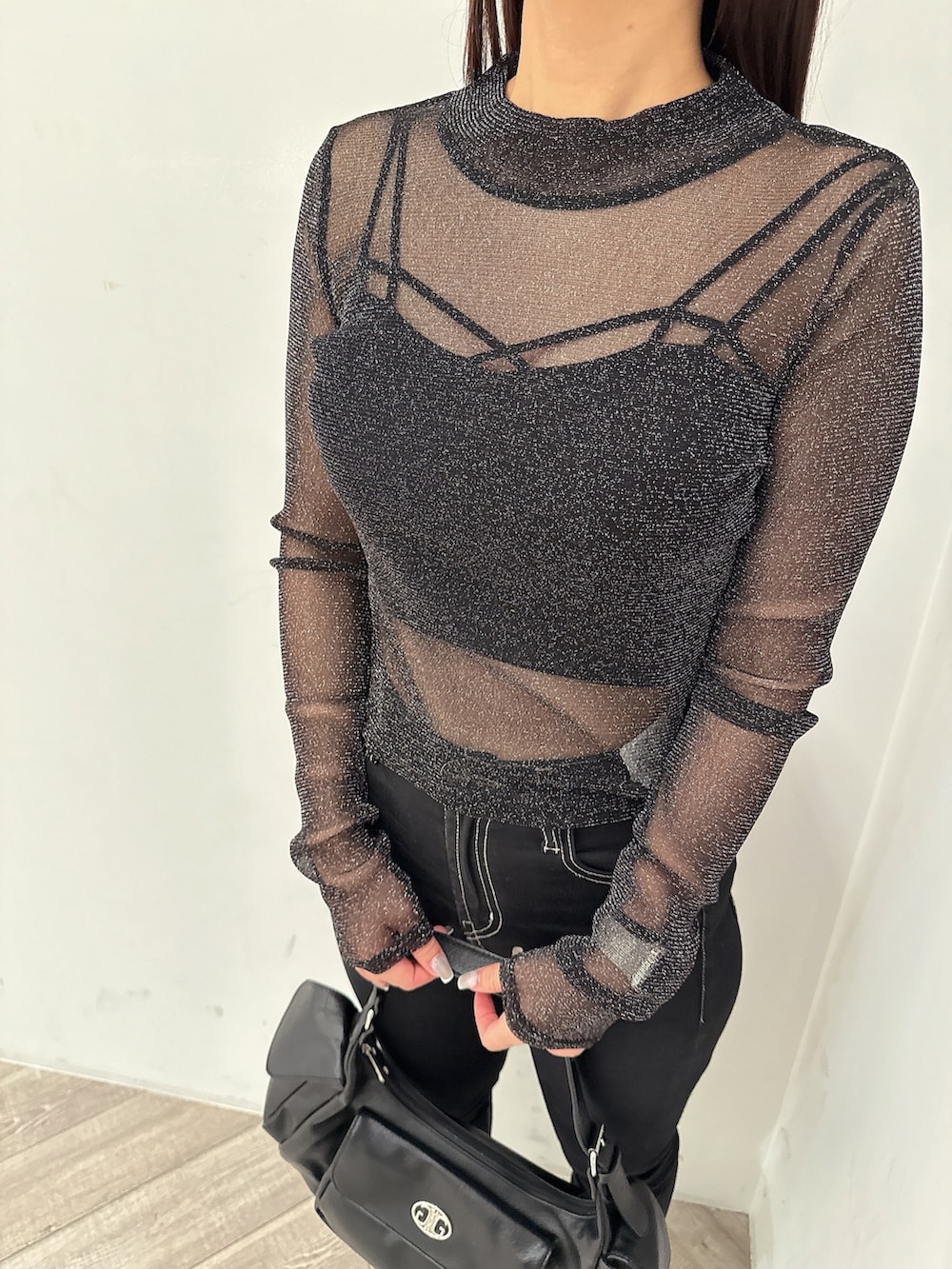 その他のTシャツ/カットソー、ブラック系のキャミソール、ブラック系のデニムパンツを着用したレディースの夏コーディネートの7枚目の写真