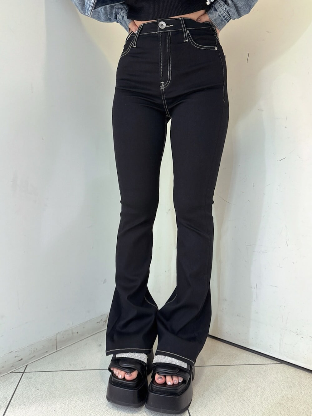 ブラック系のサンダル、ブラック系のデニムパンツ、ブラック系のキャミソールを着用したレディースの春コーディネートの8枚目の写真
