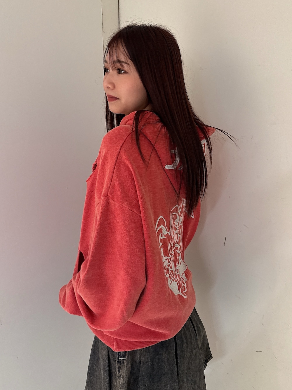 レッド系のパーカー、その他のデニムスカート、ブラック系のブーツを着用したレディースの秋コーディネートの5枚目の写真