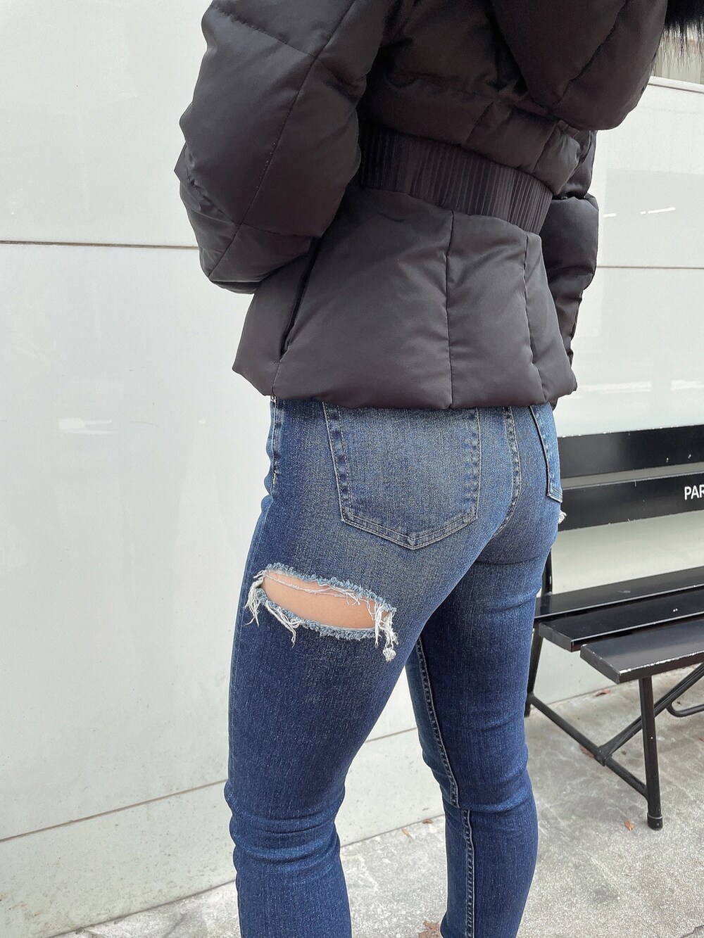 ブラック系のその他アウター、ホワイト系のTシャツ/カットソー、ブルー系のデニムパンツを着用したレディースの冬コーディネートの7枚目の写真