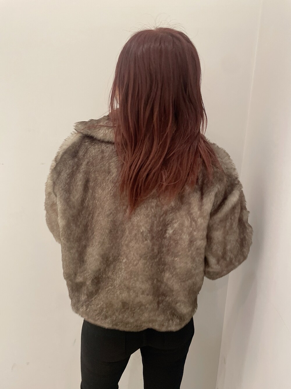 グレー系のその他アウター、ブラック系のニット/セーター、ブラック系のデニムパンツを着用したレディースの秋コーディネートの5枚目の写真