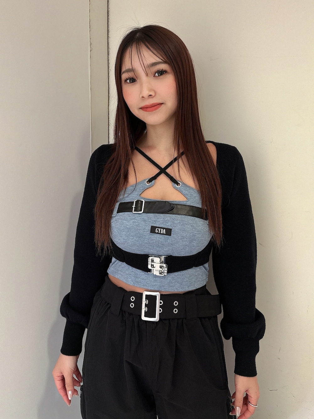 ブラック系のカーディガン/ボレロ、ブルー系のキャミソール、ブラック系のその他パンツを着用したレディースの春コーディネートの4枚目の写真