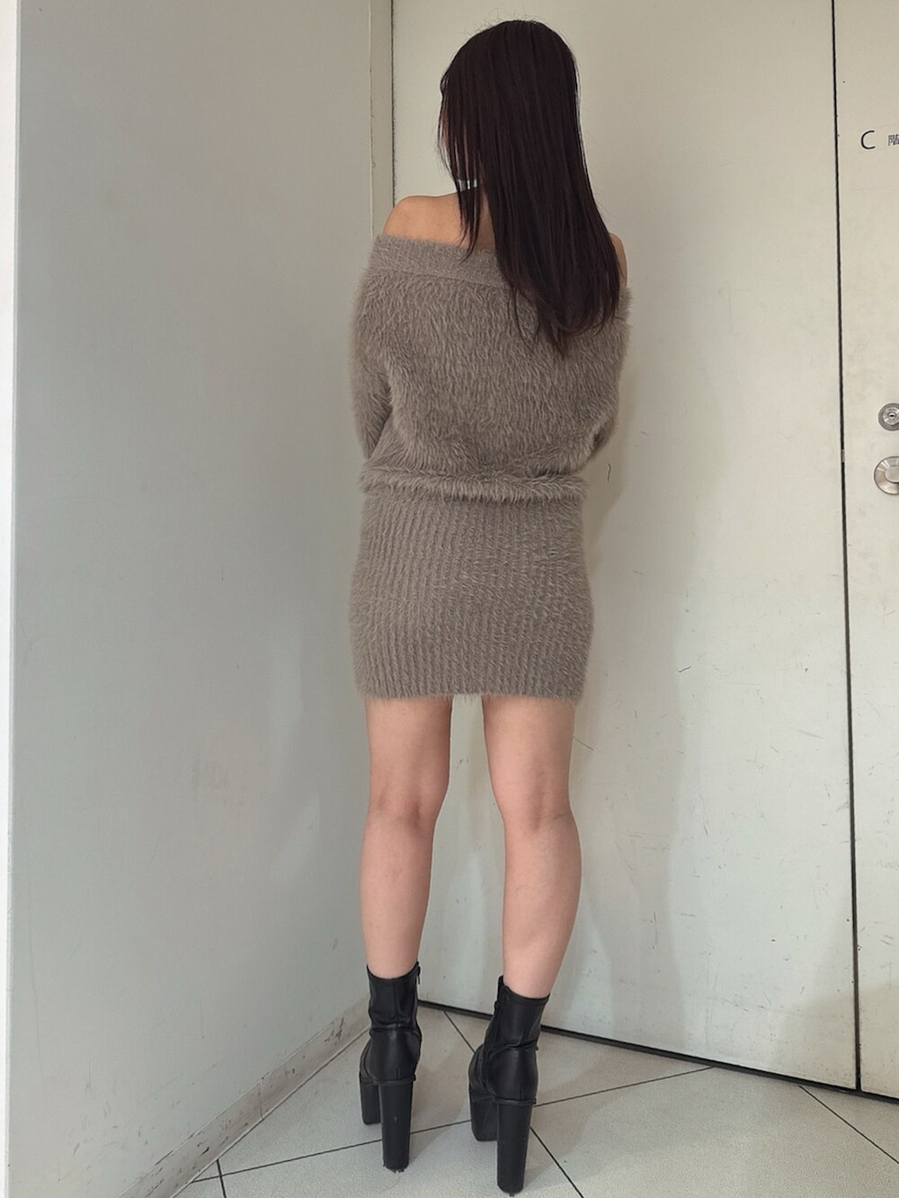 ブラック系のブーツ、ベージュ系のワンピースを着用したレディースの秋コーディネートの3枚目の写真