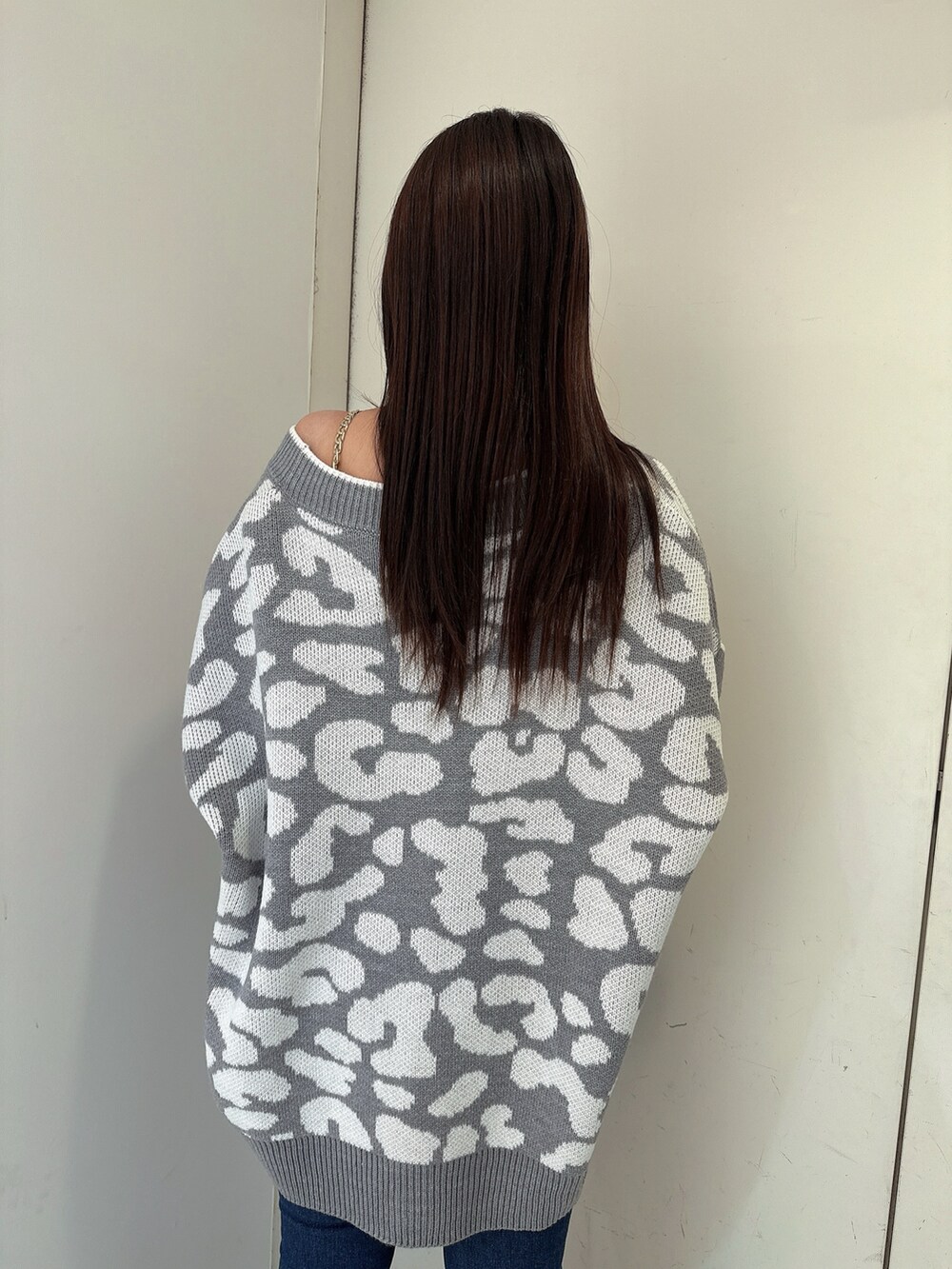 グレー系のカーディガン/ボレロ、ブルー系のデニムパンツ、ブラック系のサンダルを着用したレディースの春コーディネートの6枚目の写真