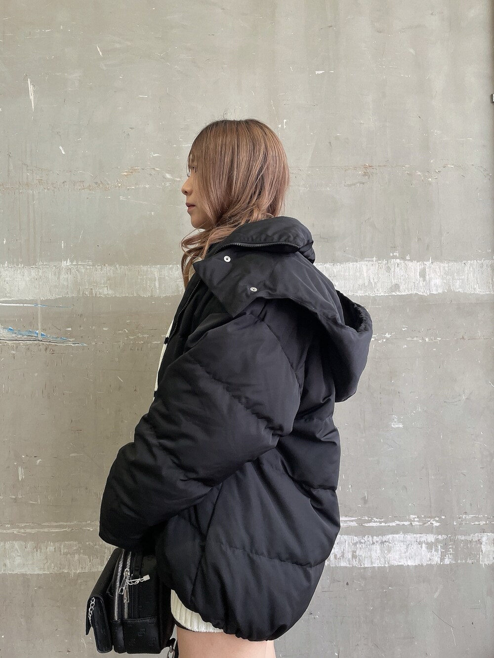 その他のニット/セーター、ブラック系のブーツ、ブラック系のダウンジャケット/コートを着用したレディースの冬コーディネートの4枚目の写真