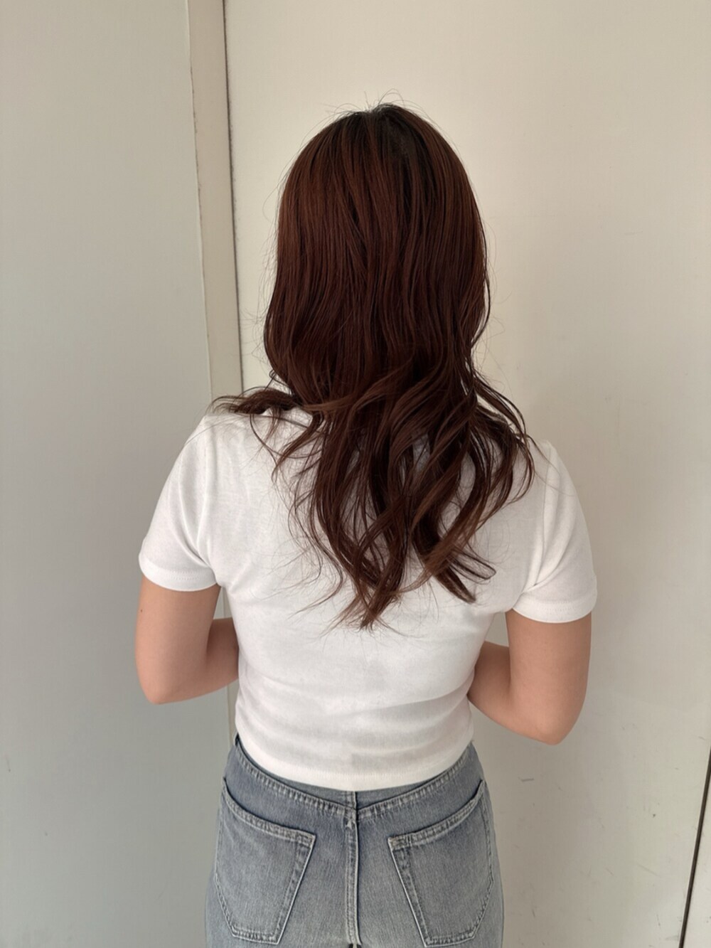 ホワイト系のサンダル、ホワイト系のTシャツ/カットソー、ブルー系のデニムパンツを着用したレディースの春コーディネートの6枚目の写真