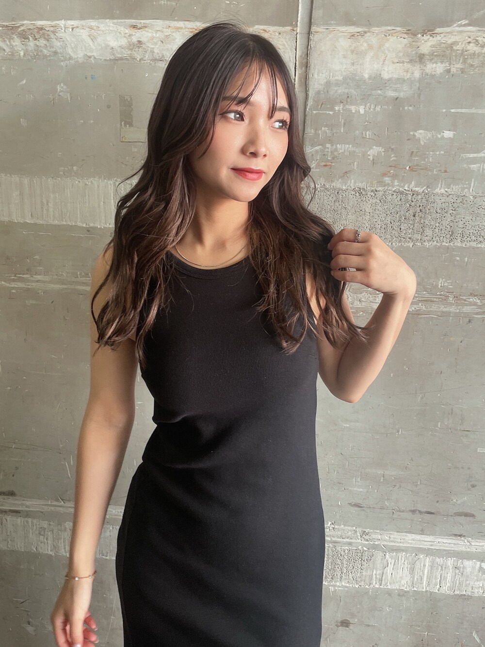 ホワイト系のシャツ/ブラウス、ブラック系のワンピースを着用したレディースの夏コーディネートの5枚目の写真