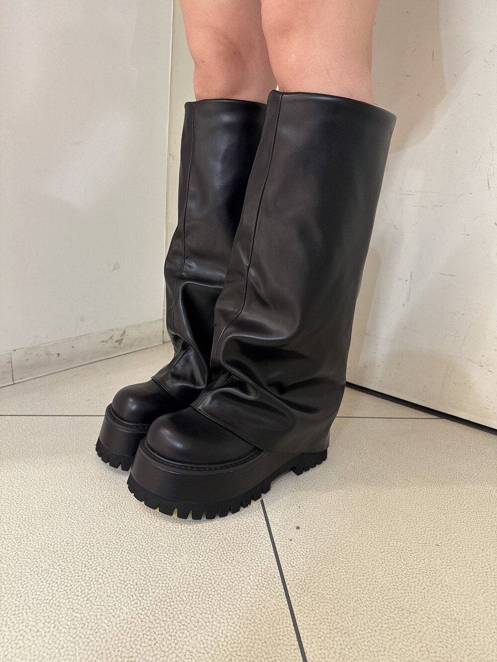 その他のスカート、レッド系のスウェット、ブラック系のブーツを着用したレディースの夏コーディネートの10枚目の写真