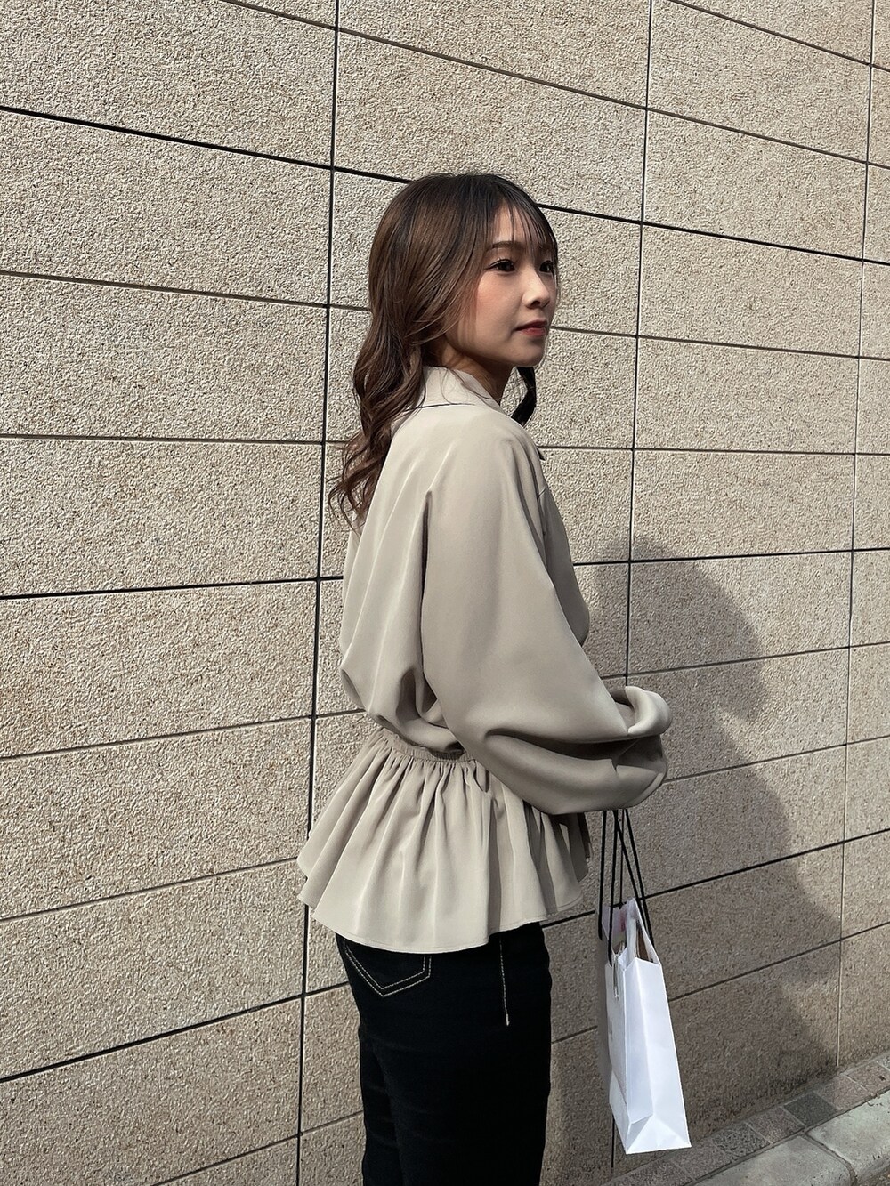 ベージュ系のシャツ/ブラウス、ブラック系のキャミソール、ブラック系のデニムパンツを着用したレディースの冬コーディネートの5枚目の写真