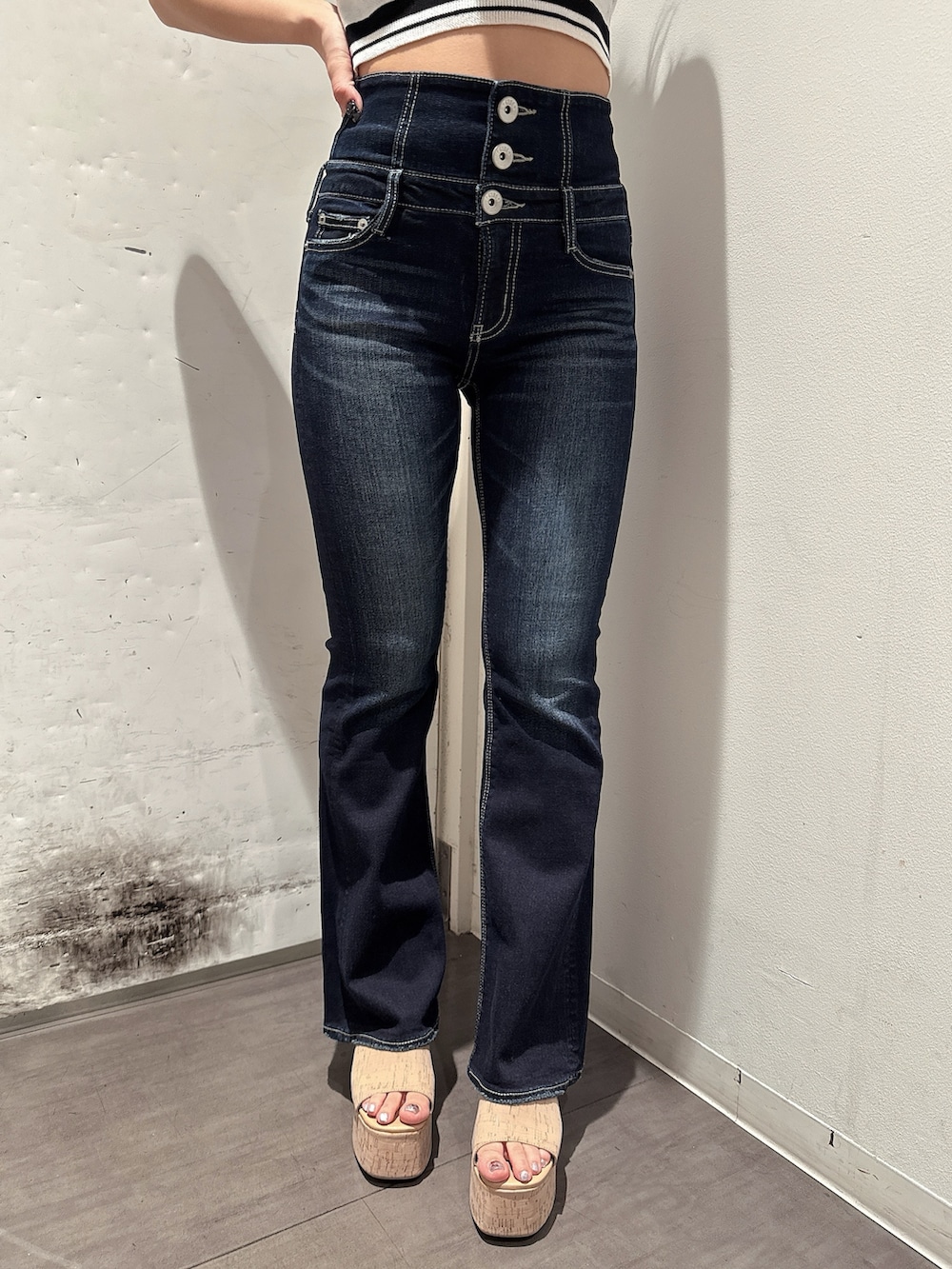 ホワイト系のTシャツ/カットソー、ブルー系のデニムパンツ、ホワイト系のサンダルを着用したレディースの春コーディネートの8枚目の写真