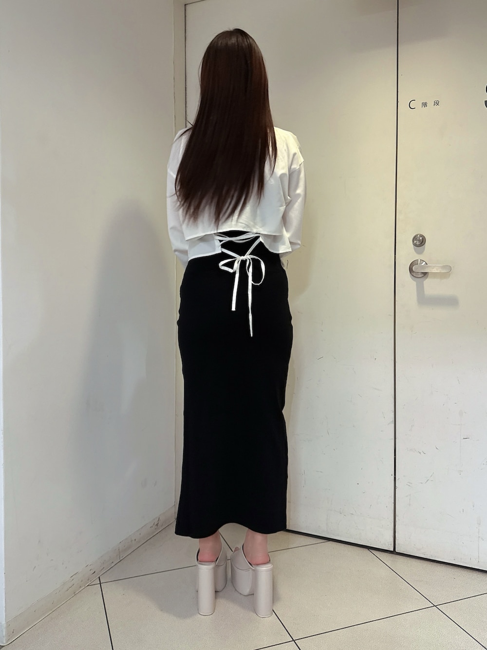 ブラック系のワンピース、ホワイト系のシャツ/ブラウス、ホワイト系のサンダルを着用したレディースの夏コーディネートの3枚目の写真