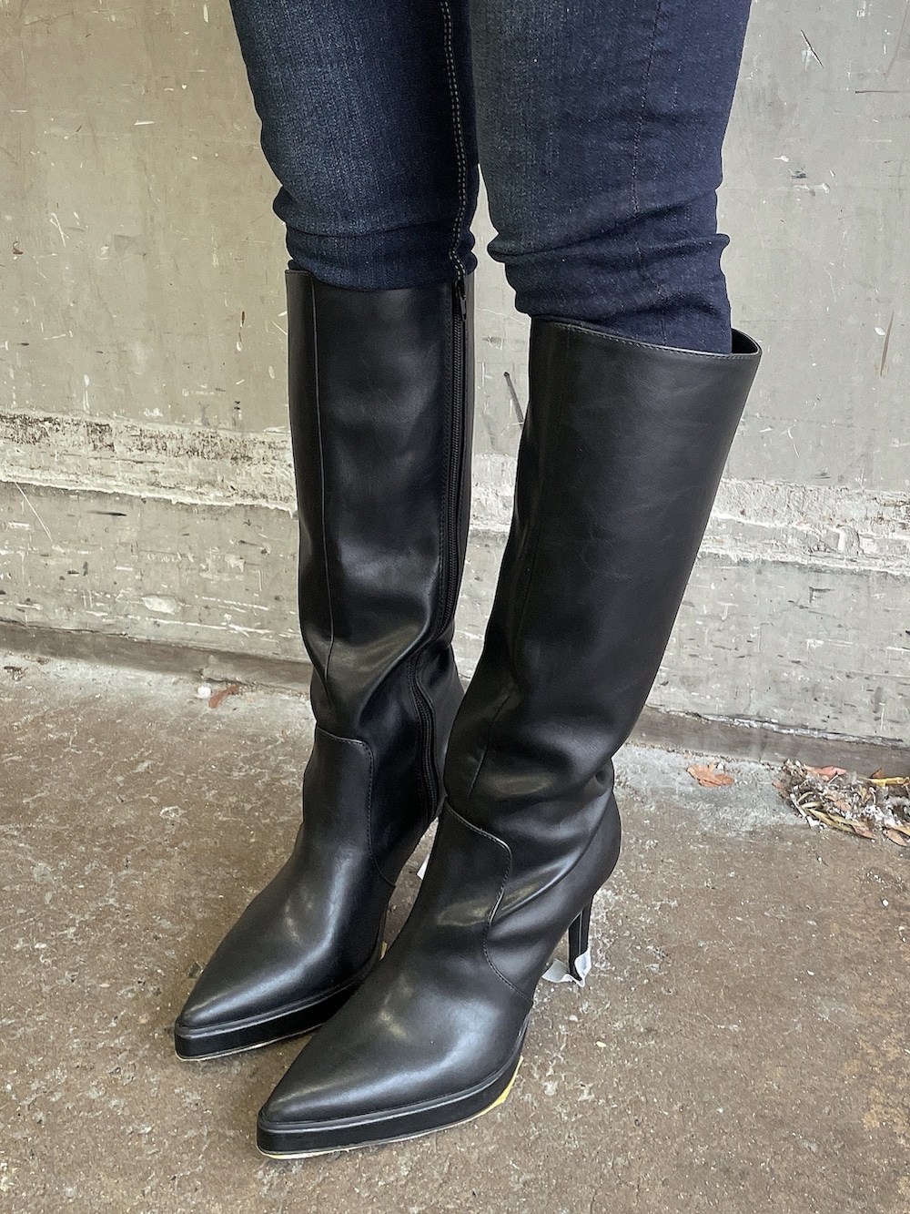 ホワイト系のブルゾン、ホワイト系のニット/セーター、ブルー系のデニムパンツを着用したレディースの冬コーディネートの10枚目の写真