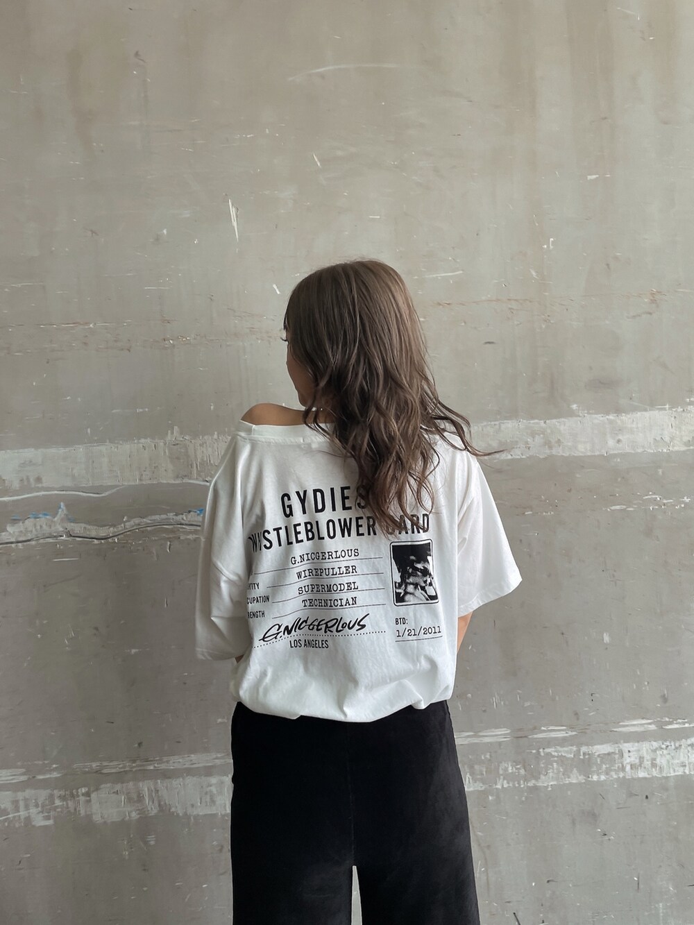 ホワイト系のTシャツ/カットソー、ブラック系のスウェットパンツ、ブラック系のサンダルを着用したレディースの夏コーディネートの7枚目の写真