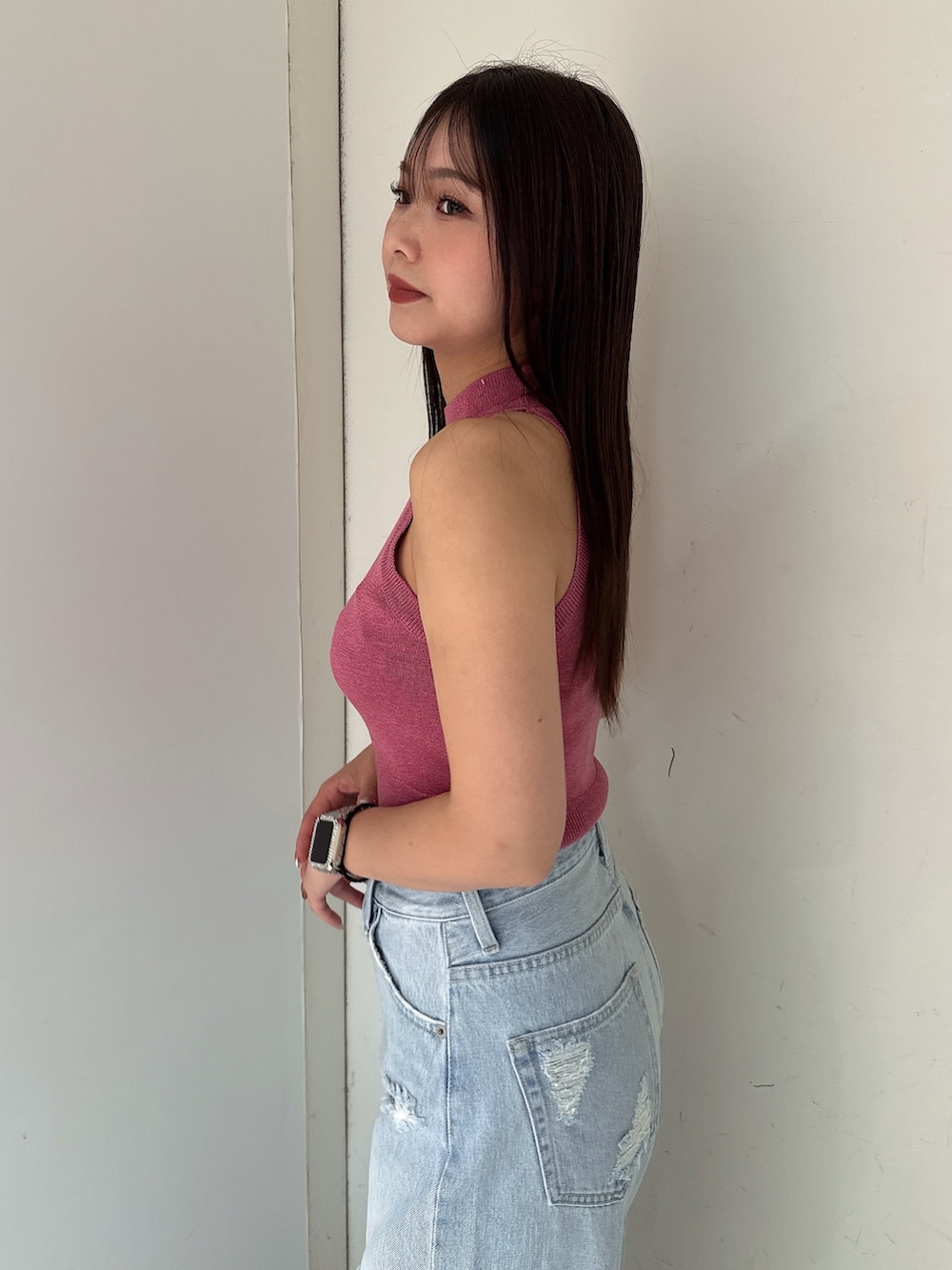 ブルー系のデニムパンツ、ホワイト系のサンダル、ピンク系のニット/セーターを着用したレディースの夏コーディネートの5枚目の写真