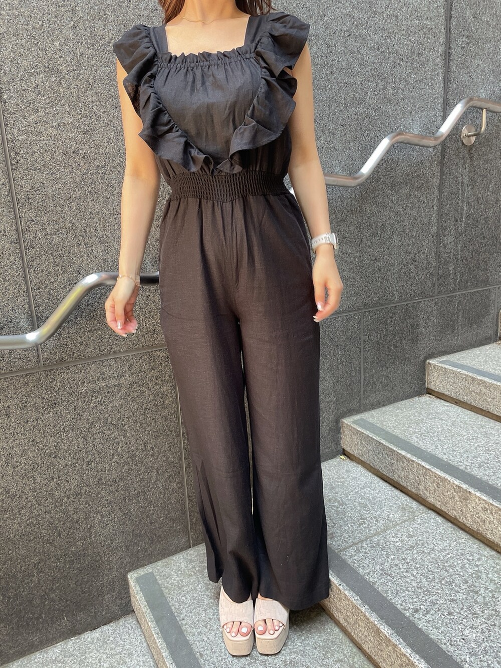 ブラック系のつなぎ/オールインワン、ホワイト系のサンダルを着用したレディースの夏コーディネートの7枚目の写真