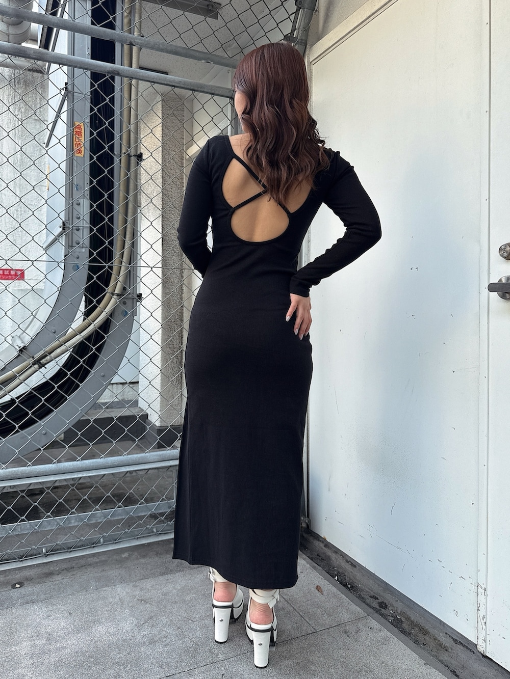 ブラック系のワンピース、ホワイト系のブーツを着用したレディースの春コーディネートの3枚目の写真