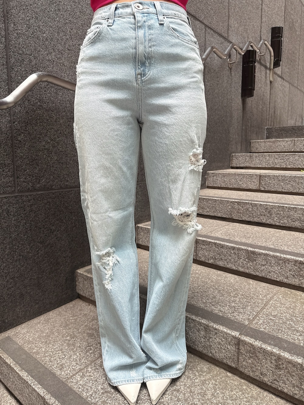 ホワイト系のTシャツ/カットソー、ブルー系のデニムパンツを着用したレディースの夏コーディネートの9枚目の写真