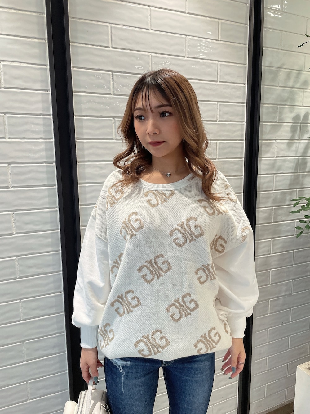 ホワイト系のTシャツ/カットソー、ホワイト系のバックパック/リュック、ブルー系のデニムパンツを着用したレディースの冬コーディネートの4枚目の写真