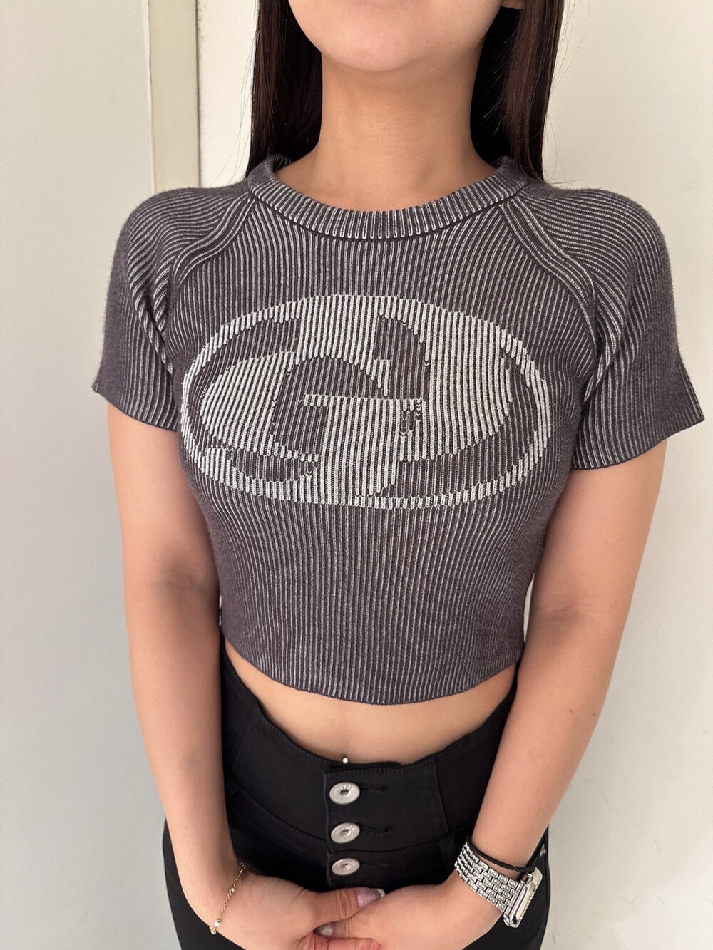 ホワイト系のニット/セーター、ブルー系のデニムパンツ、ブラック系のサンダルを着用したレディースの夏コーディネートの7枚目の写真