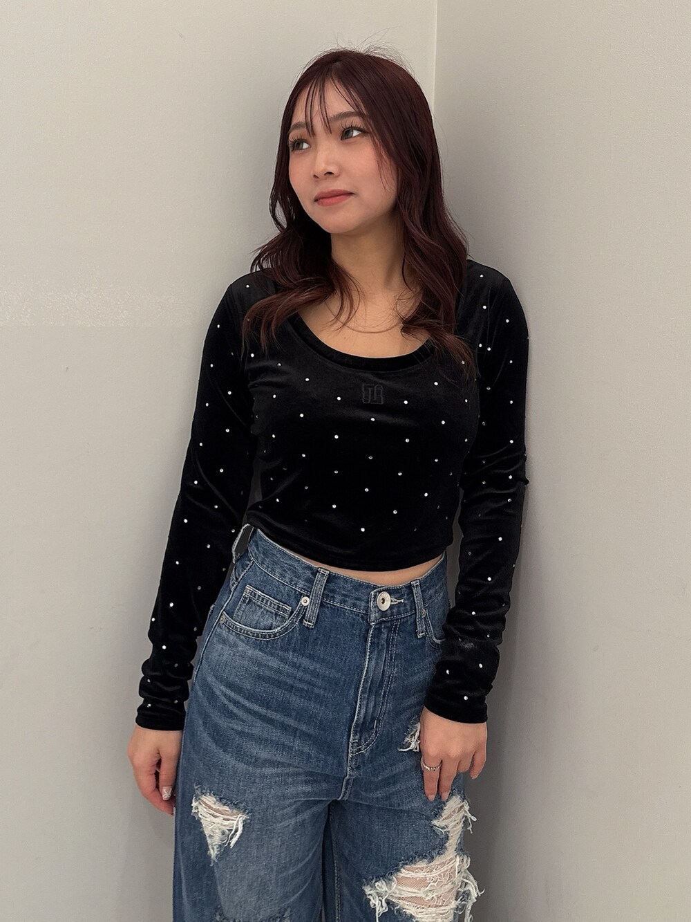 ホワイト系のダウンジャケット/コート、ブルー系のデニムパンツ、ブラック系のブーツを着用したレディースの秋コーディネートの6枚目の写真