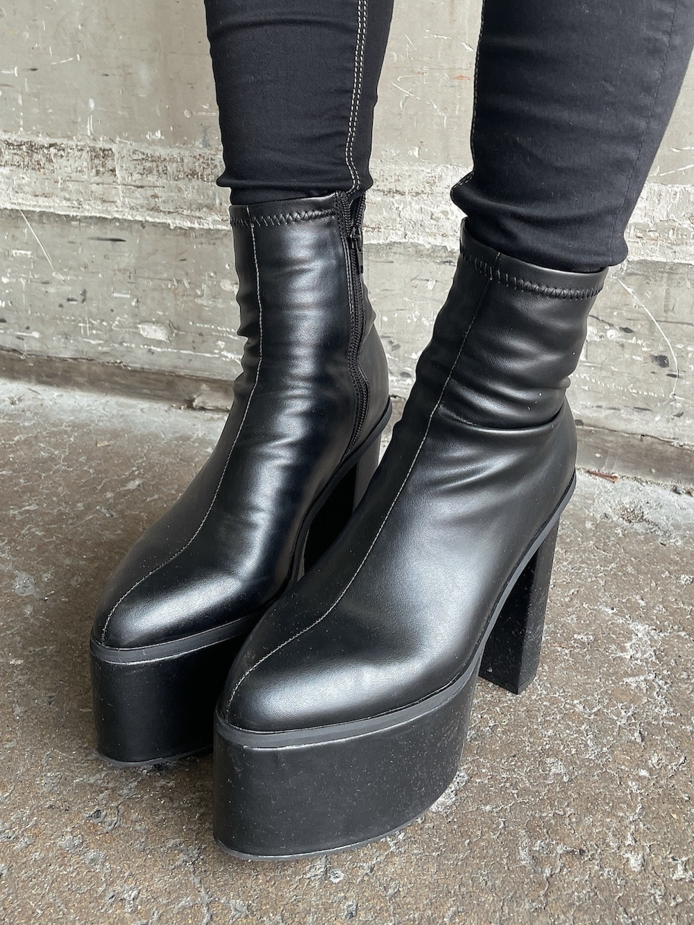 ホワイト系のTシャツ/カットソー、ホワイト系のバックパック/リュック、ブルー系のデニムパンツを着用したレディースの冬コーディネートの9枚目の写真