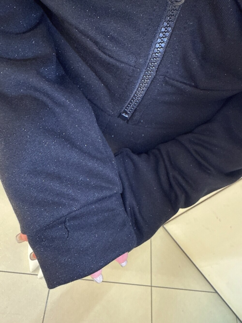 ホワイト系のパンプス、ブラック系のパーカー、ホワイト系のTシャツ/カットソーを着用したレディースの春コーディネートの7枚目の写真