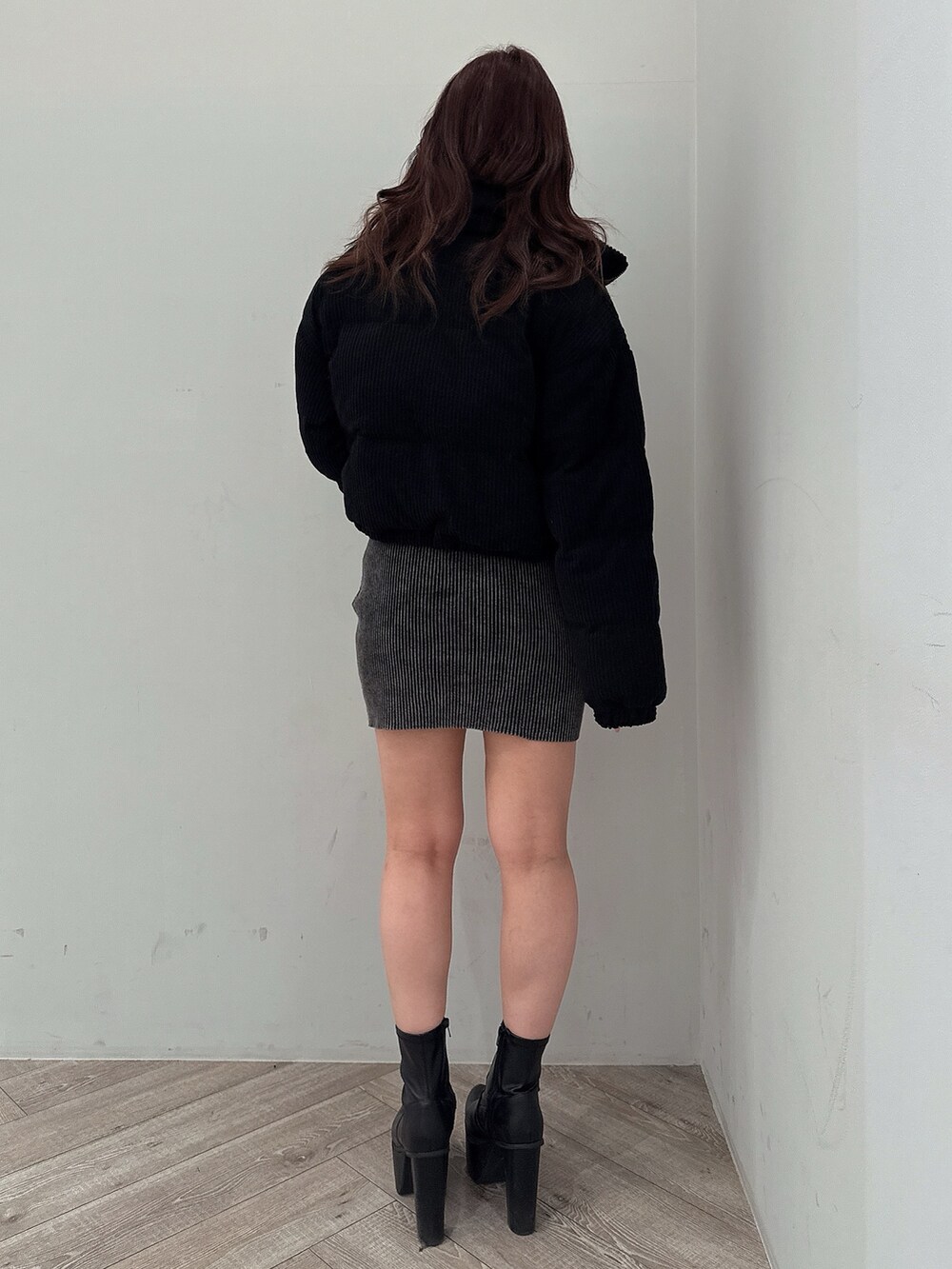 ブルー系のワンピース、ブラック系のブーツを着用したレディースの冬コーディネートの3枚目の写真