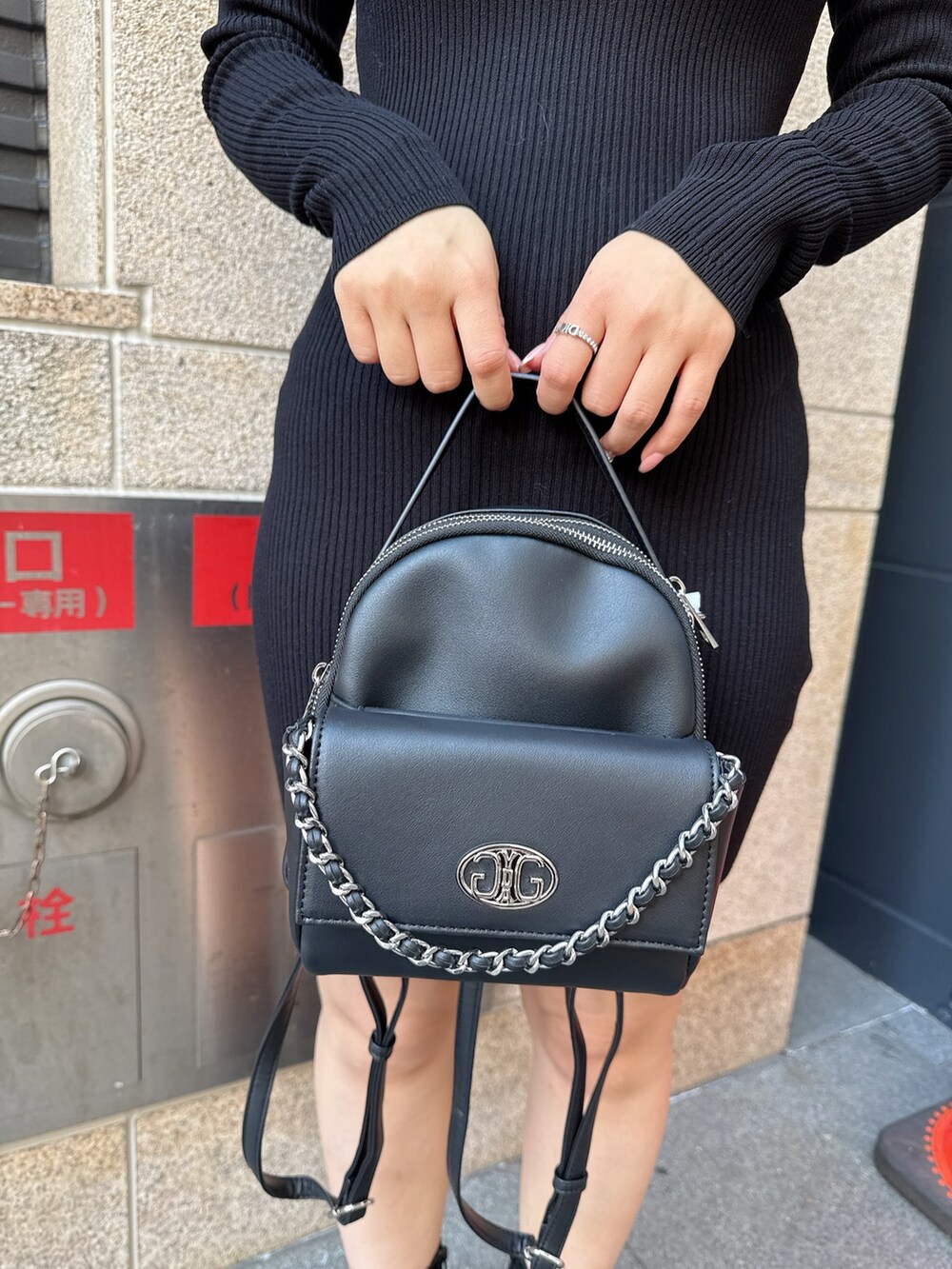 その他のその他アウター、ブラック系のワンピース、ブラック系のブーツを着用したレディースの秋コーディネートの7枚目の写真