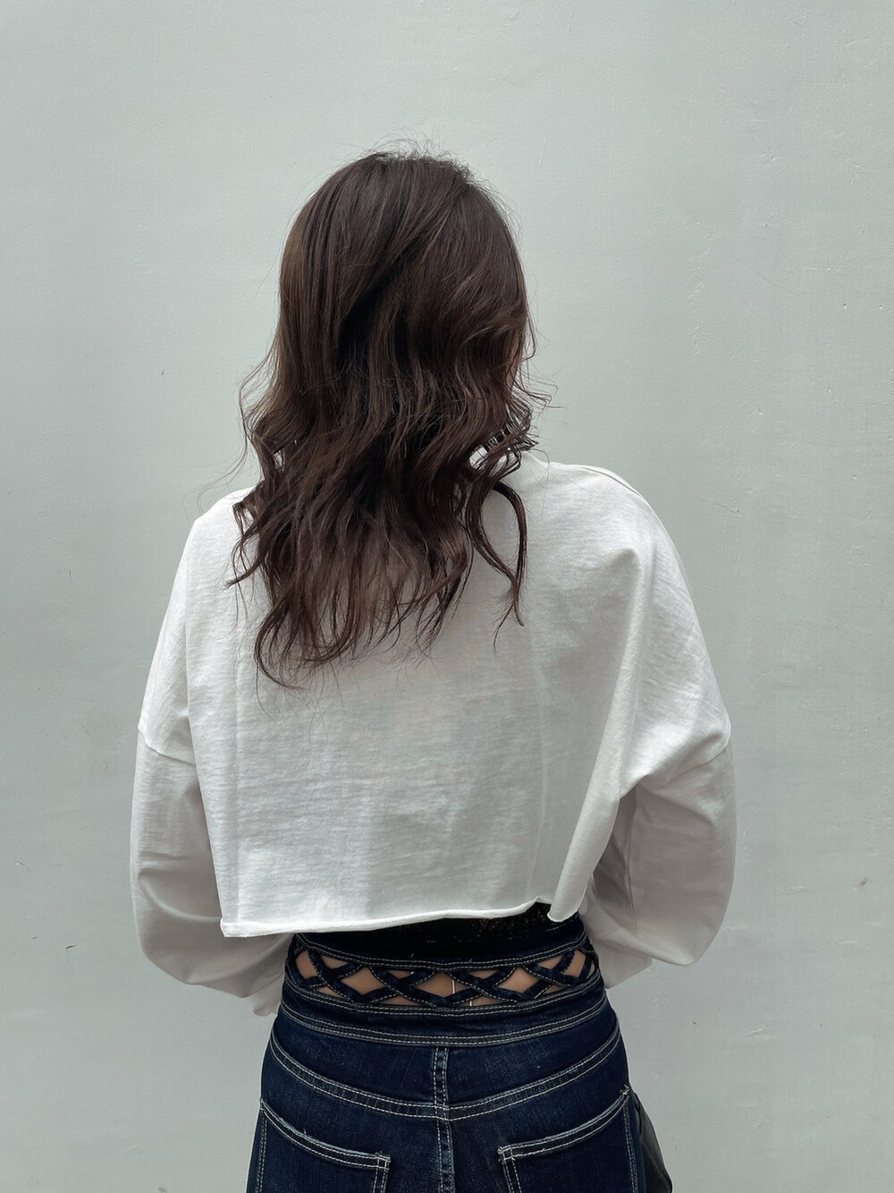 ホワイト系のTシャツ/カットソー、ブラック系のキャミソール、ブラック系のバックパック/リュックを着用したレディースの春コーディネートの4枚目の写真