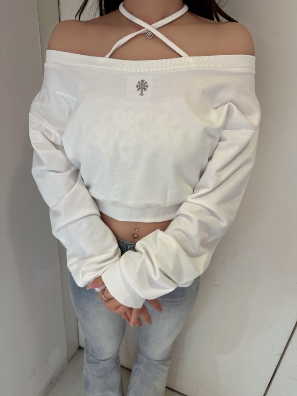 ブルー系のデニムパンツ、ホワイト系のスウェット、ホワイト系のブーツを着用したレディースの夏コーディネートの7枚目の写真