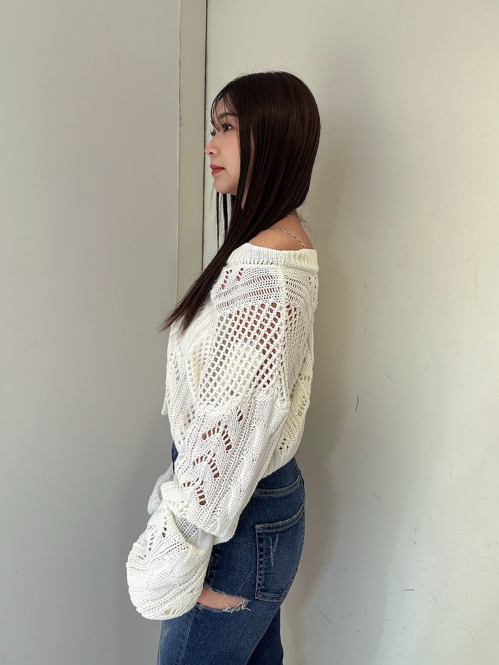 ホワイト系のニット/セーター、ブルー系のデニムパンツ、ピンク系のパンプスを着用したレディースの春コーディネートの5枚目の写真