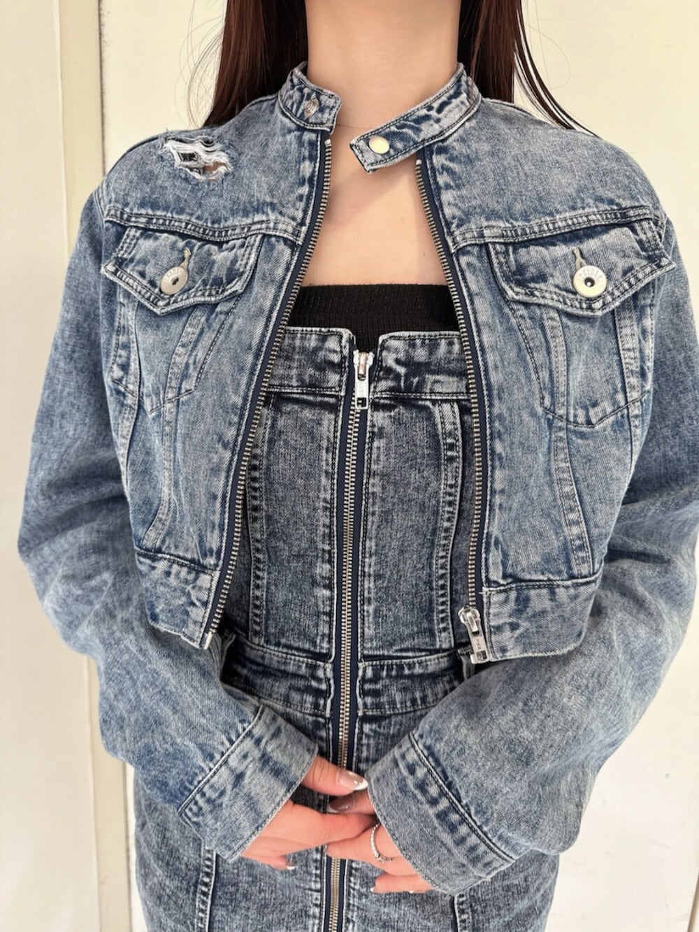 ブラック系のサンダル、ブルー系のワンピース、ブルー系のデニムジャケットを着用したレディースの春コーディネートの7枚目の写真