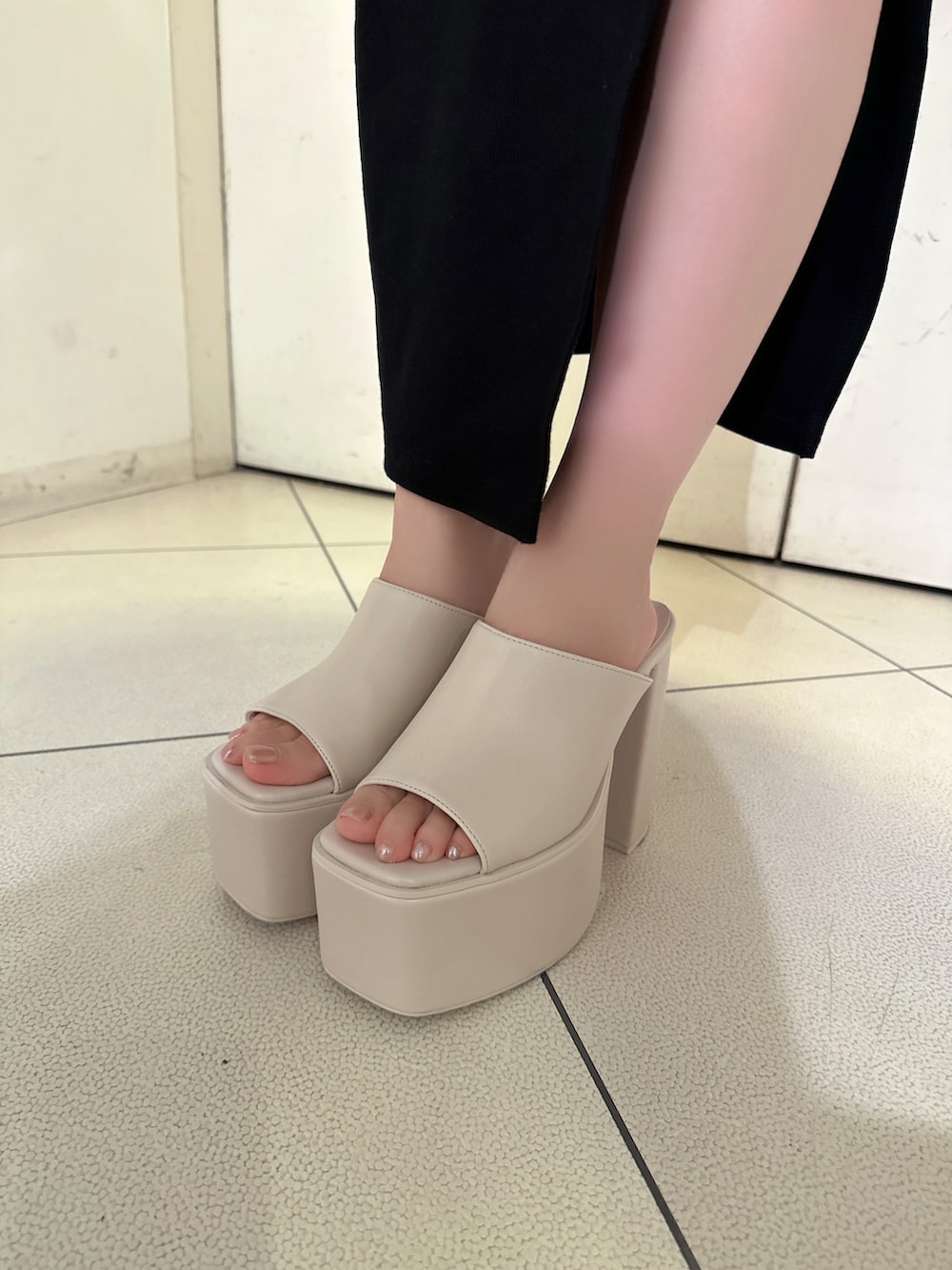 ブラック系のワンピース、ホワイト系のシャツ/ブラウス、ホワイト系のサンダルを着用したレディースの夏コーディネートの10枚目の写真
