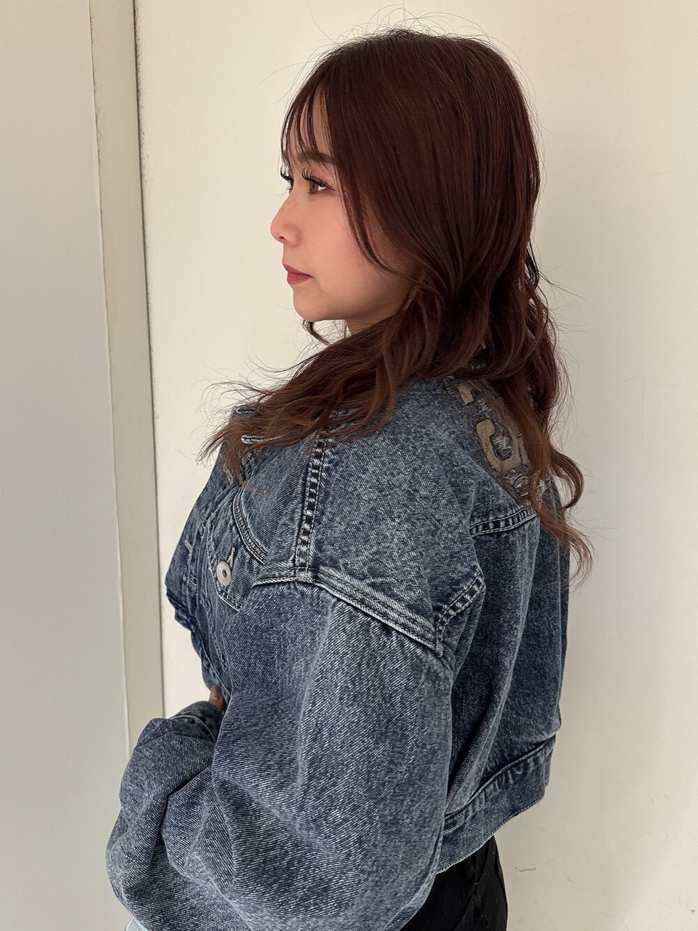 ブラック系のTシャツ/カットソー、ブルー系のデニムジャケット、ブラック系のデニムパンツを着用したレディースの春コーディネートの5枚目の写真