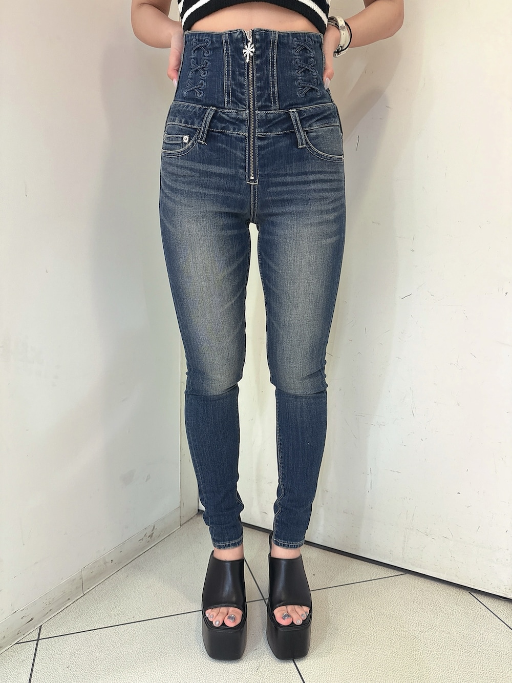 ブルー系のデニムパンツ、ブラック系のキャミソール、ブラック系のサンダルを着用したレディースの春コーディネートの7枚目の写真