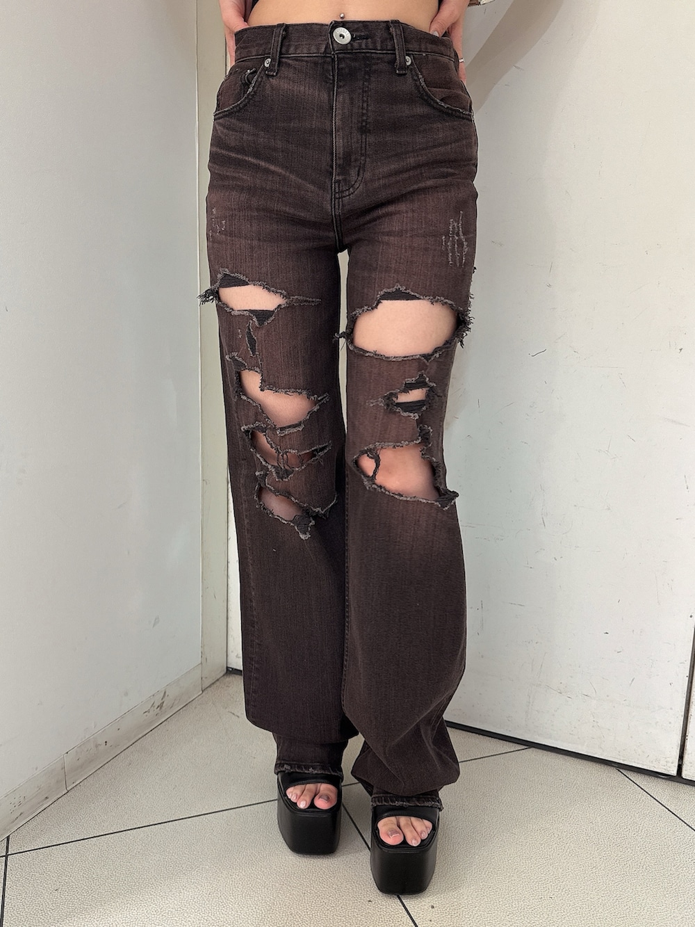 ピンク系のニット/セーター、ブラック系のサンダル、ブラック系のデニムパンツを着用したレディースの夏コーディネートの8枚目の写真