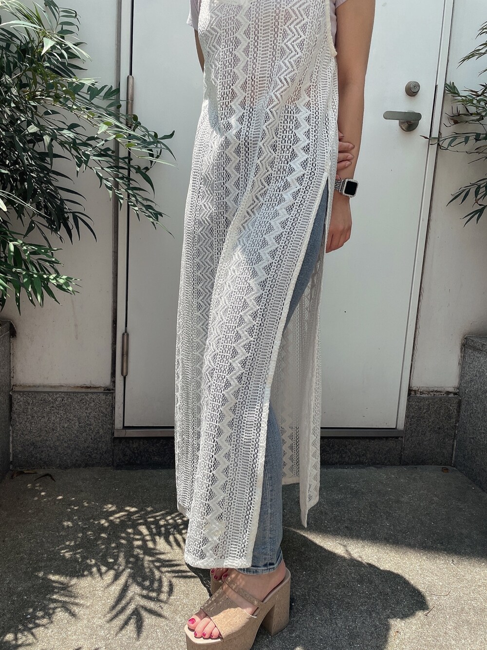 ブルー系のデニムパンツ、パープル系のTシャツ/カットソー、ホワイト系のワンピースを着用したレディースの夏コーディネートの8枚目の写真