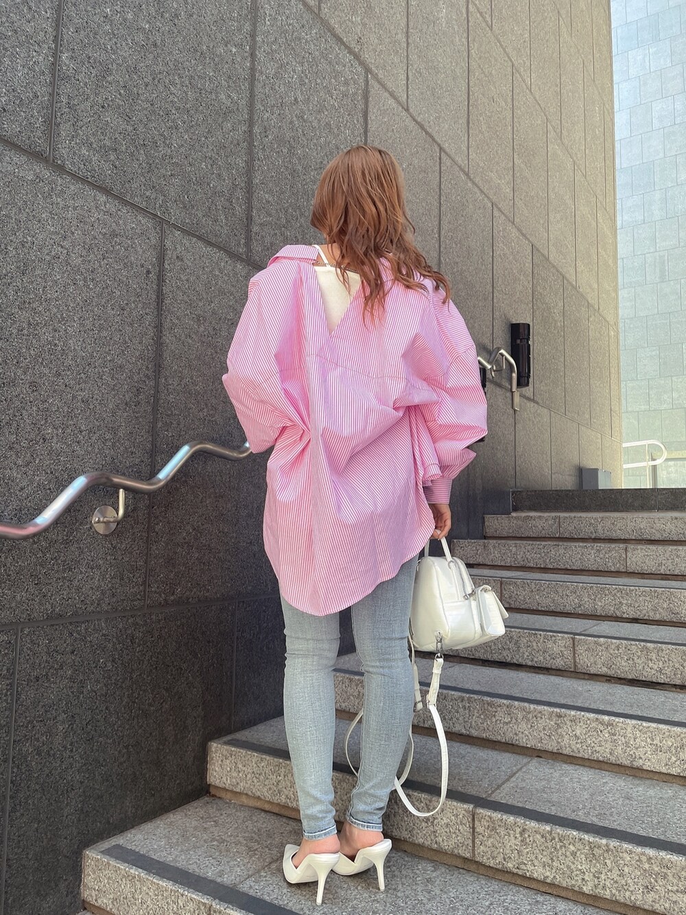 ホワイト系のTシャツ/カットソー、ピンク系のシャツ/ブラウス、ホワイト系のバックパック/リュックを着用したレディースの春コーディネートの2枚目の写真