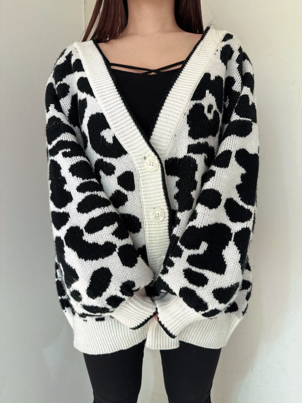 ブラック系のデニムパンツ、ブラック系のサンダル、ホワイト系のカーディガン/ボレロを着用したレディースの春コーディネートの7枚目の写真