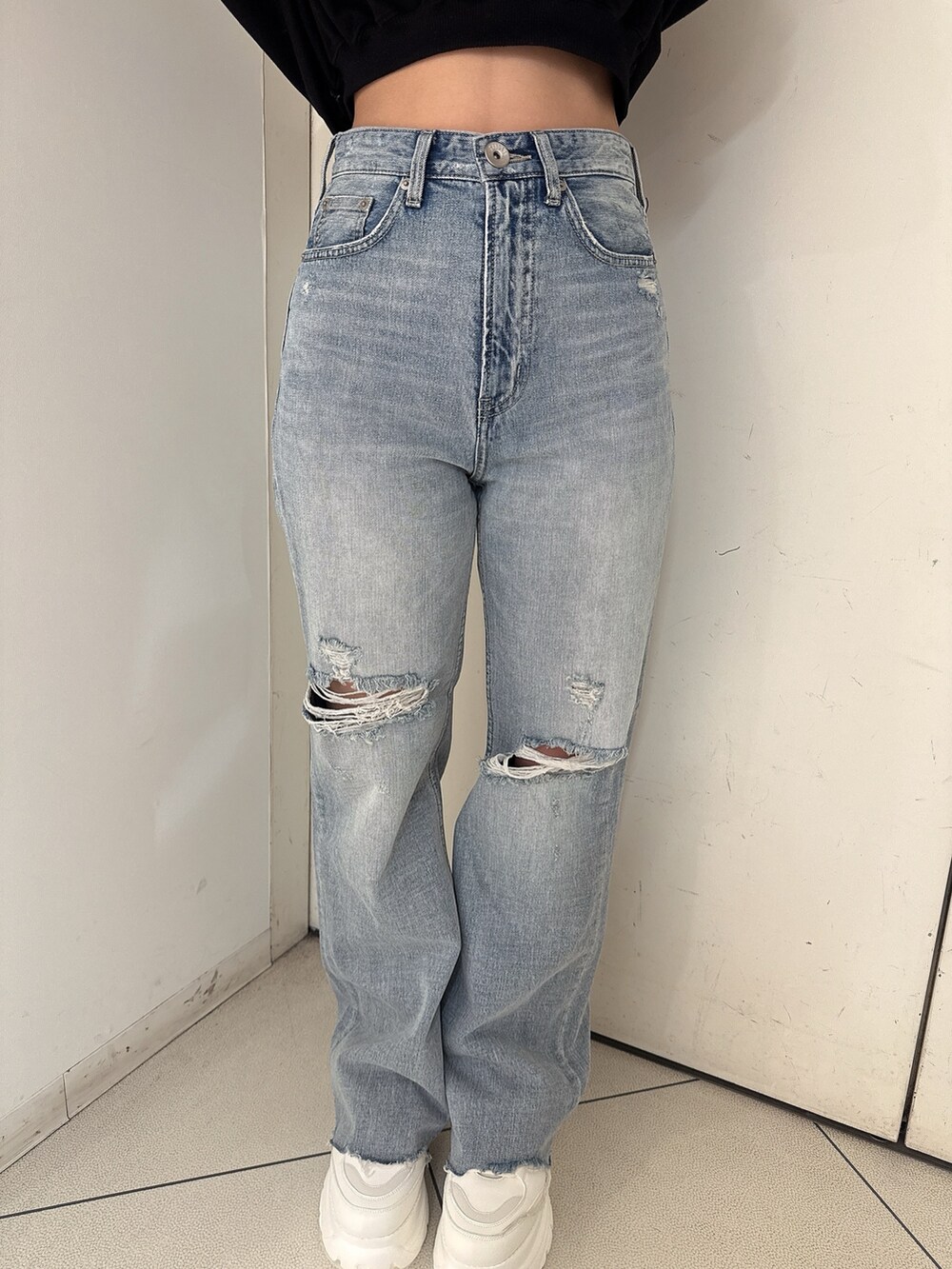 ブラック系のTシャツ/カットソー、ブルー系のデニムパンツ、ホワイト系のスニーカーを着用したレディースの春コーディネートの8枚目の写真