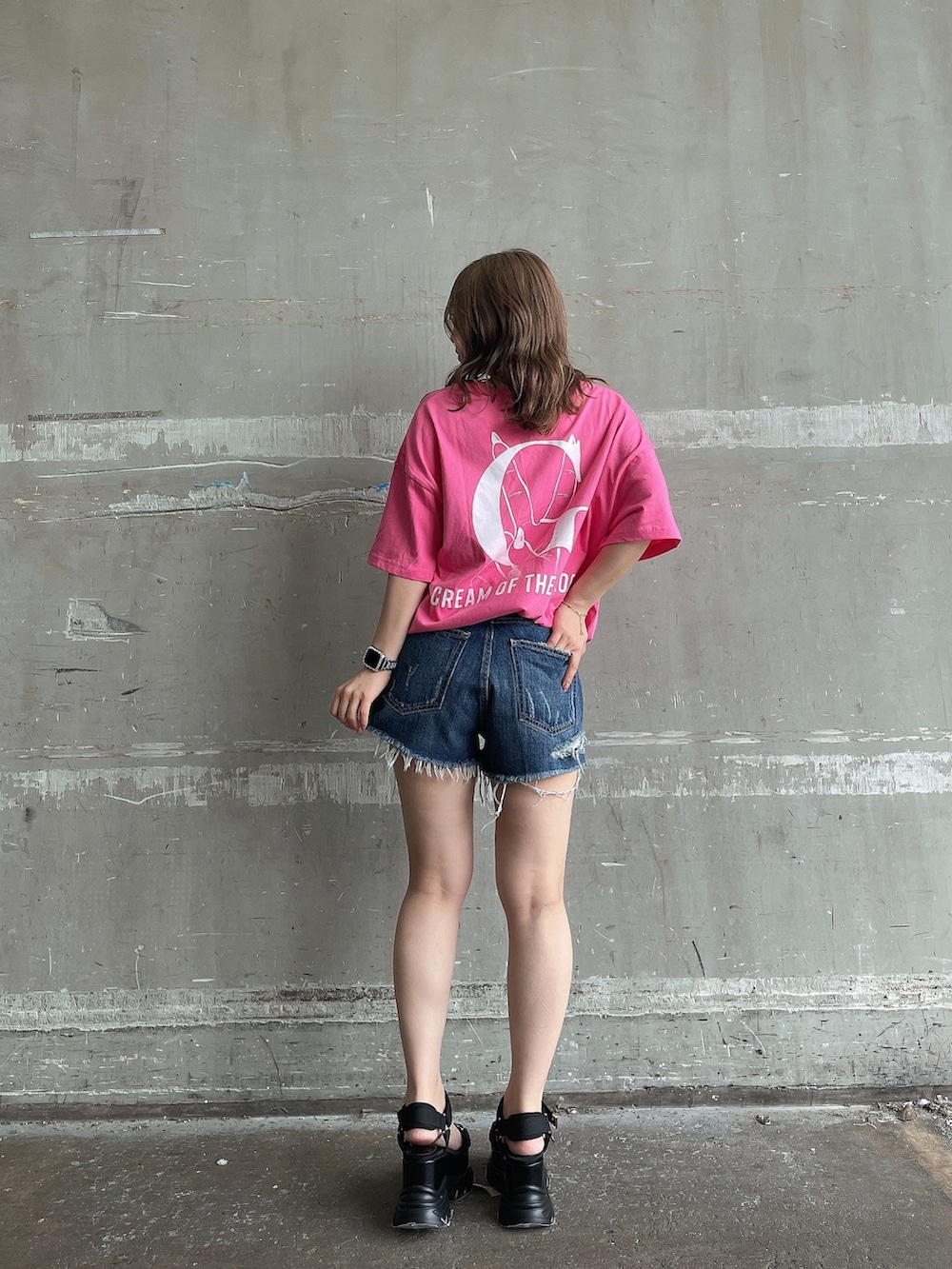 ピンク系のTシャツ/カットソー、ブルー系のデニムパンツ、ブラック系のサンダルを着用したレディースの春コーディネートの2枚目の写真