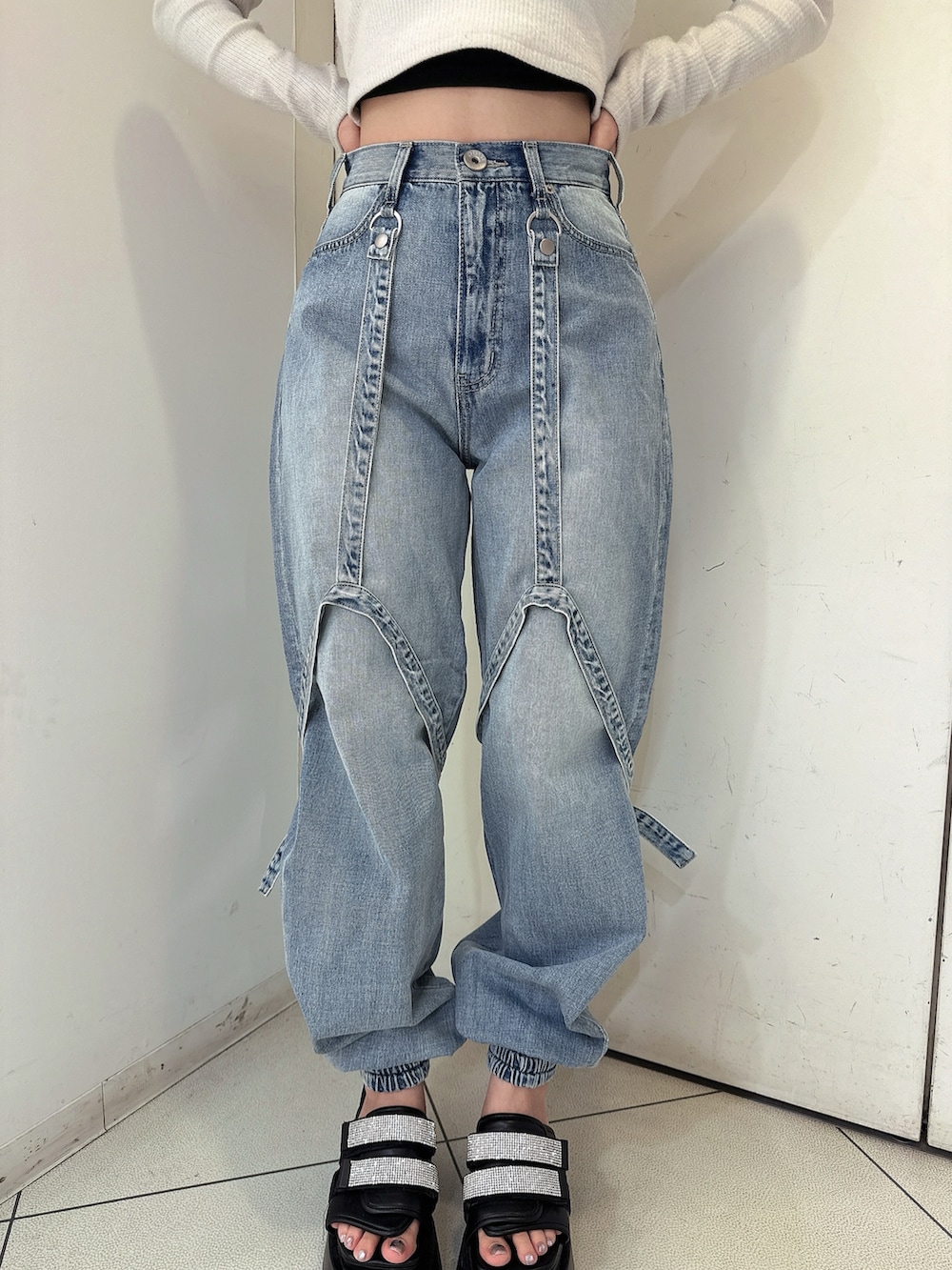 ブルー系のデニムパンツ、ブラック系のサンダル、ホワイト系のTシャツ/カットソーを着用したレディースの春コーディネートの8枚目の写真