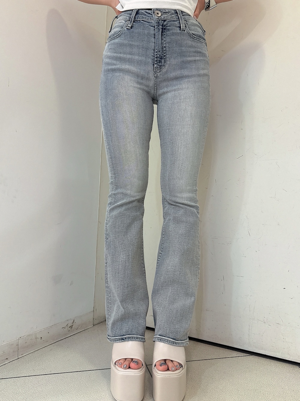 ブルー系のデニムパンツ、ホワイト系のキャミソール、ホワイト系のシャツ/ブラウスを着用したレディースの春コーディネートの9枚目の写真