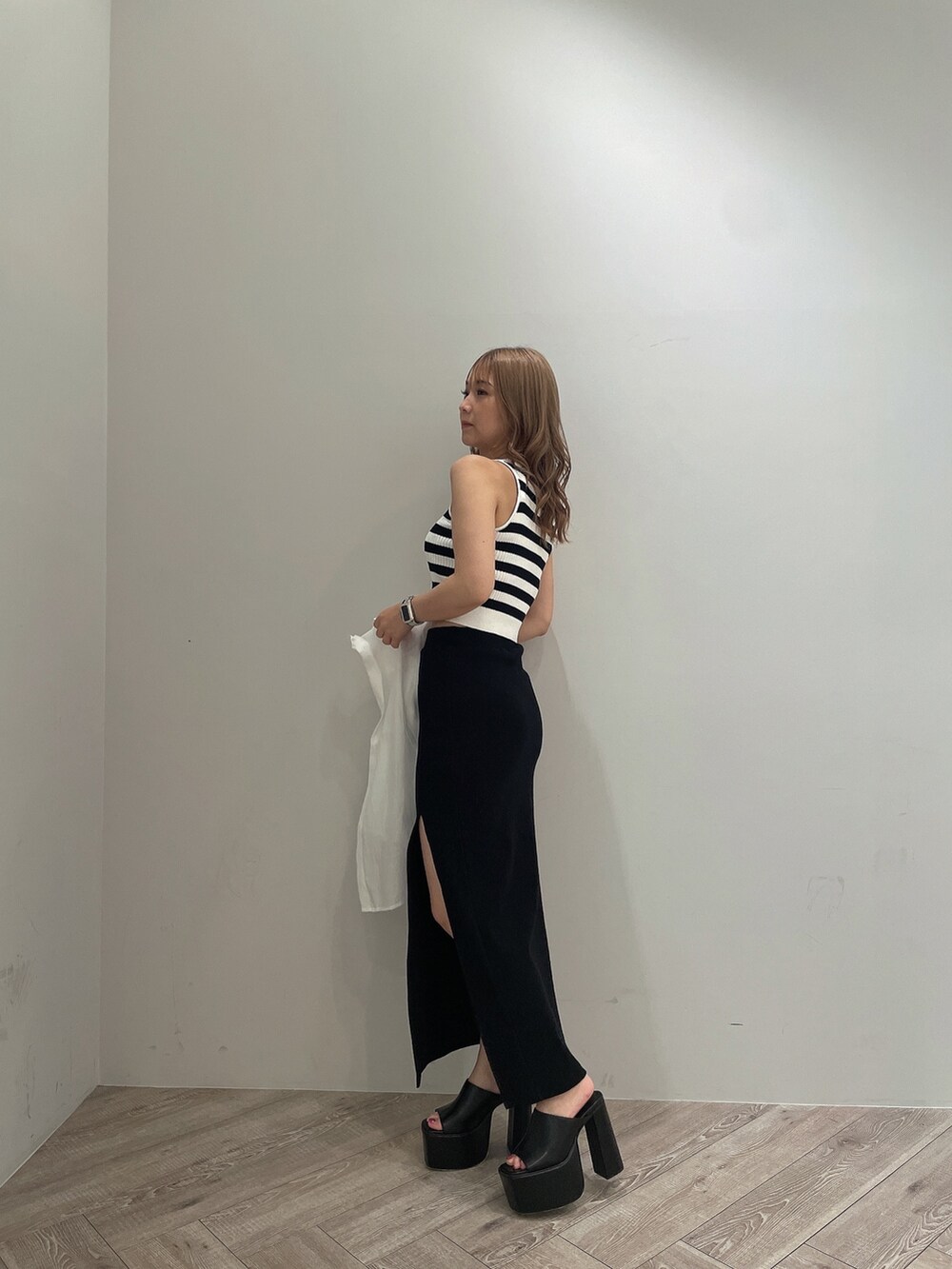 ホワイト系のシャツ/ブラウス、その他のタンクトップ、ホワイト系のチューブトップを着用したレディースの夏コーディネートの5枚目の写真