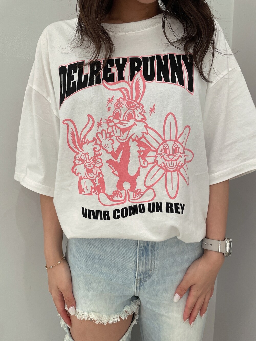 ホワイト系のTシャツ/カットソー、ブルー系のデニムパンツ、ホワイト系のサンダルを着用したレディースの春コーディネートの6枚目の写真