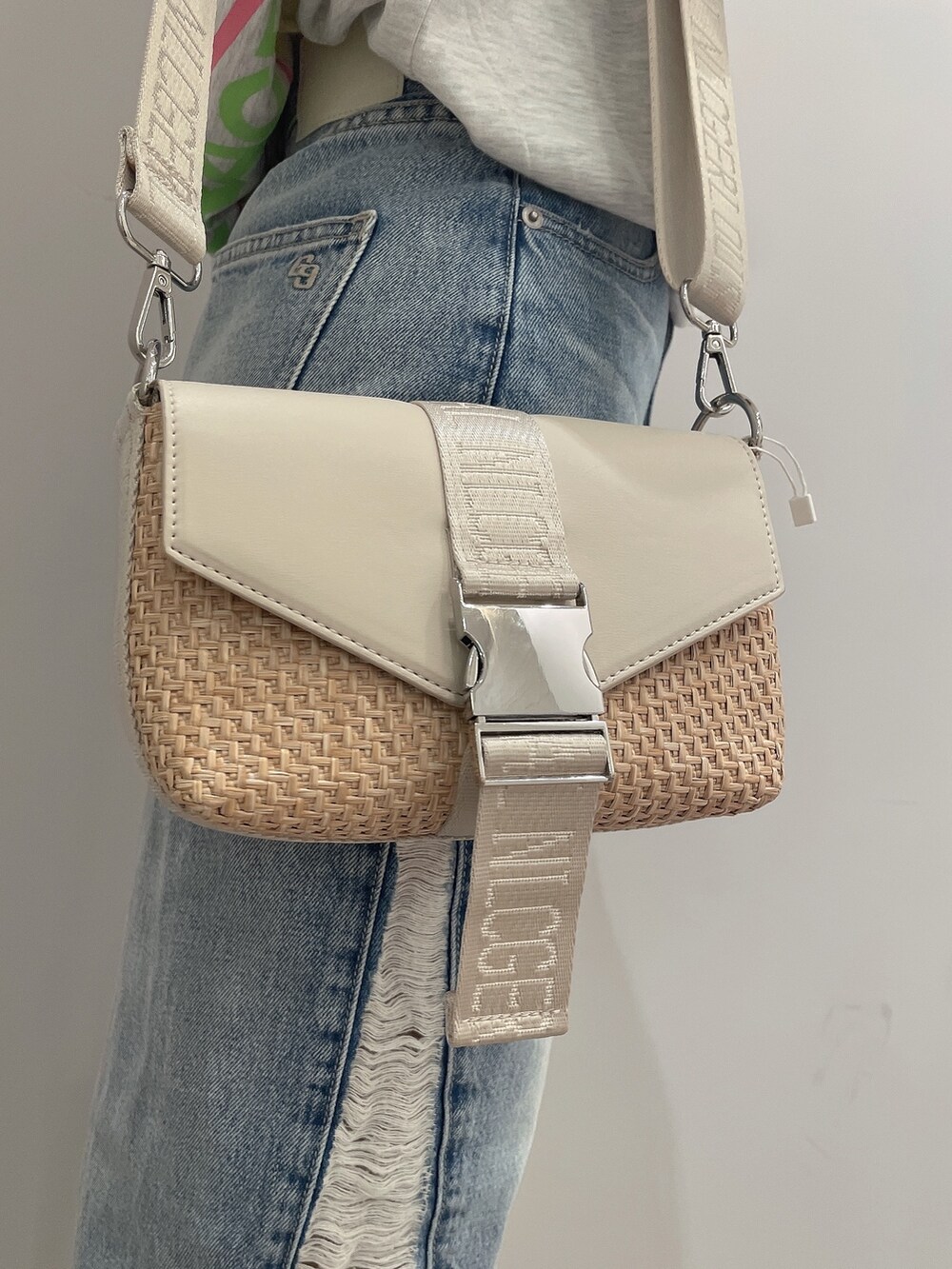 ホワイト系のTシャツ/カットソー、ブルー系のデニムスカート、ホワイト系のサンダルを着用したレディースの春コーディネートの10枚目の写真