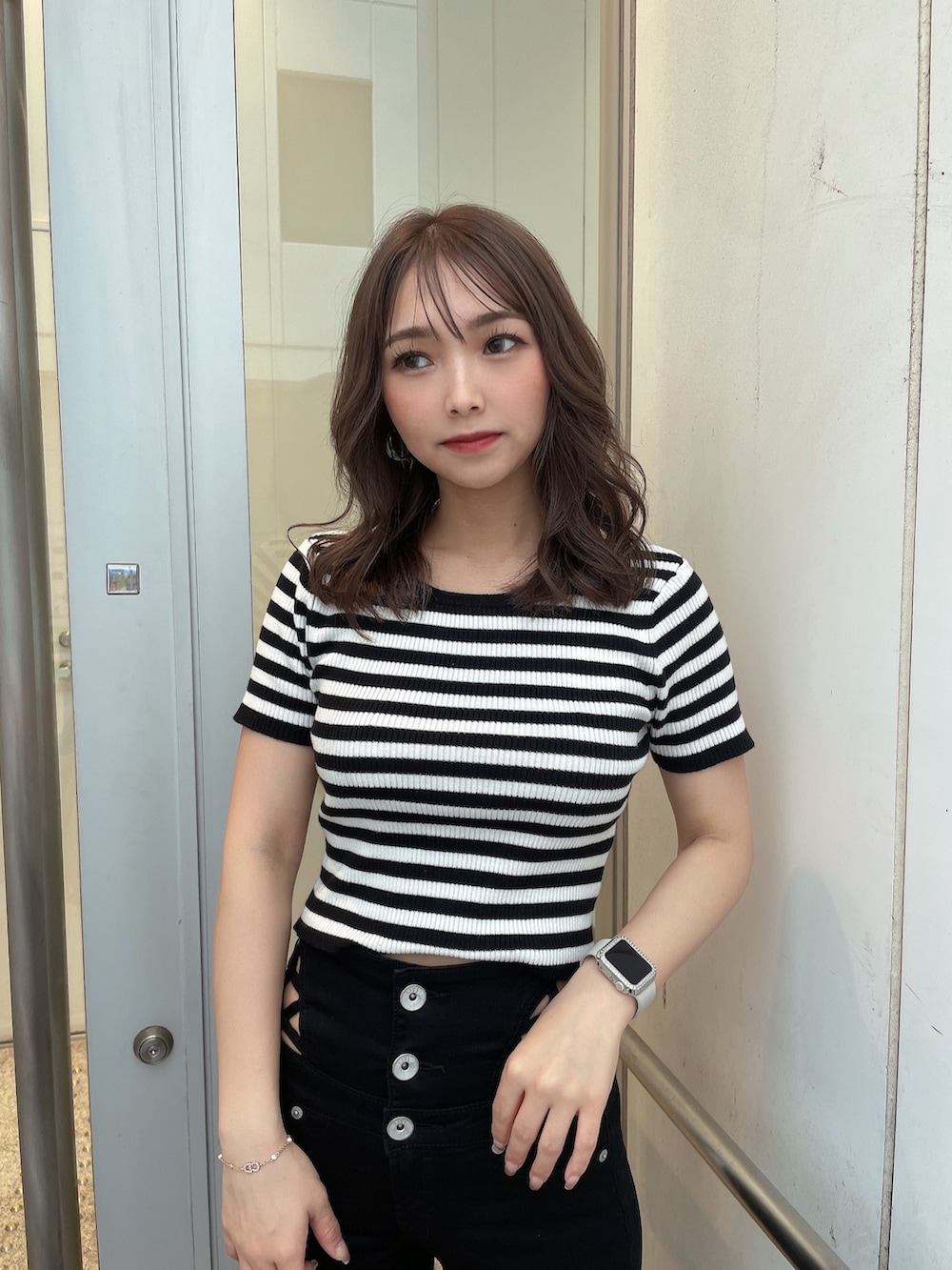 ブルー系のデニムジャケット、その他のニット/セーター、ブラック系のデニムパンツを着用したレディースの春コーディネートの5枚目の写真