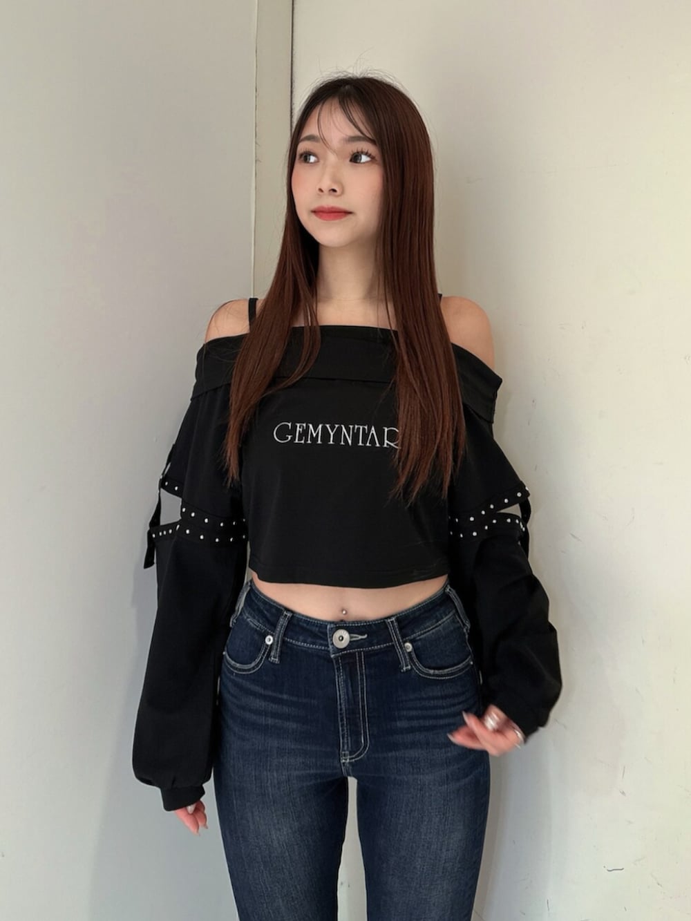 ブルー系のデニムパンツ、ブラック系のサンダル、ブラック系のTシャツ/カットソーを着用したレディースの春コーディネートの4枚目の写真