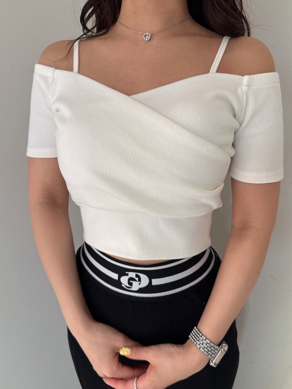 ホワイト系のTシャツ/カットソー、ブルー系のデニムパンツ、ホワイト系のサンダルを着用したレディースの春コーディネートの7枚目の写真