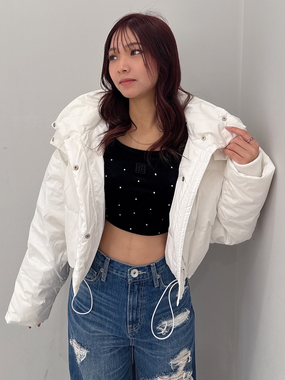 ホワイト系のダウンジャケット/コート、ブルー系のデニムパンツ、ブラック系のブーツを着用したレディースの秋コーディネートの4枚目の写真